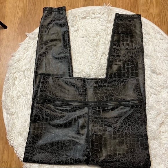 Zyia Black Crocodile Print High Rise Shiny Leggings - Picture 1 of 8